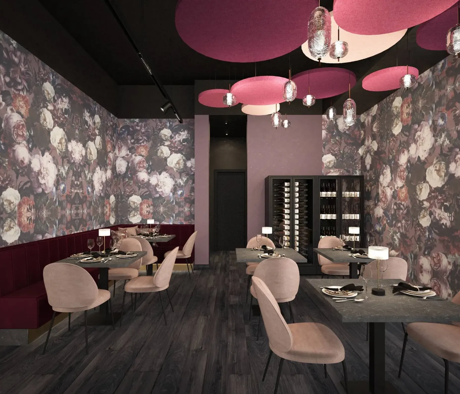 Interno ristorante con pareti a motivo floreale, panche Bordeaux, sedute rosa chiaro, tavoli grigi e vetrina vini; plafoniere rosa e grandi cerchi decorativi al soffitto.